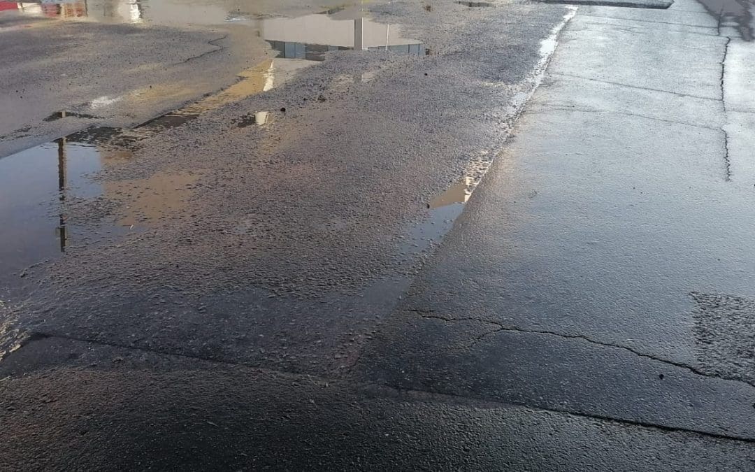 Mega fuga de agua potable en la calle Medicina