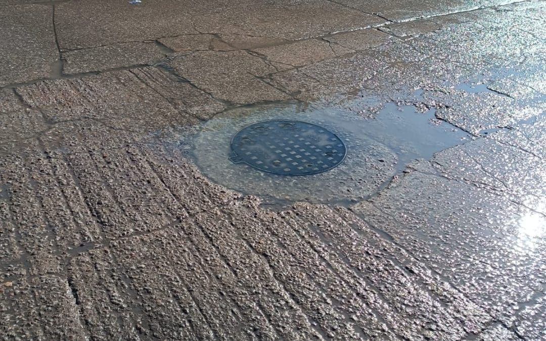 Vecinos denuncian alcantarilla tapada que desahoga aguas negras en el fraccionamiento Santo Tomás