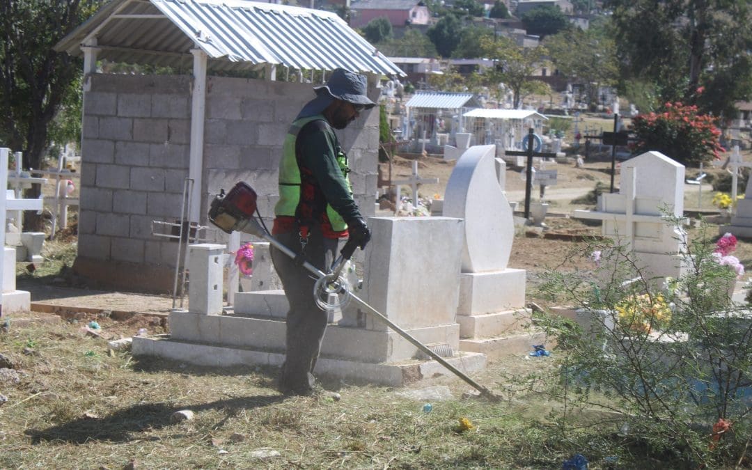 Avanzan con limpieza a cuatro panteones por Día de Muertos