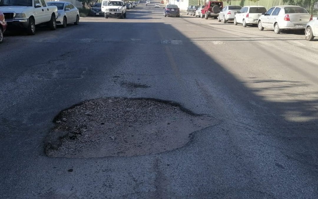 Vecinos reportan “mega bache” frente al taller municipal, sobre la calle Tamborel