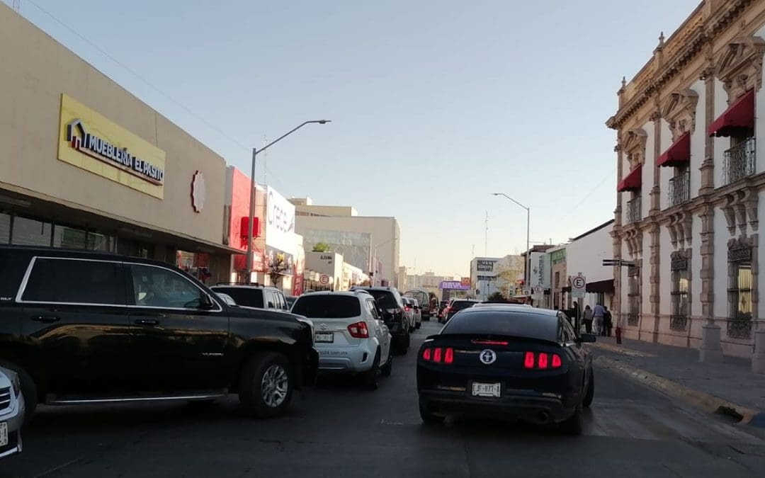 Vehículos estacionados en doble fila generan caos en avenida Ocampo