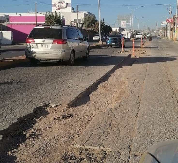 Reportan trabajos prolongados de JMAS en Juan Escutia con daños a vehículos
