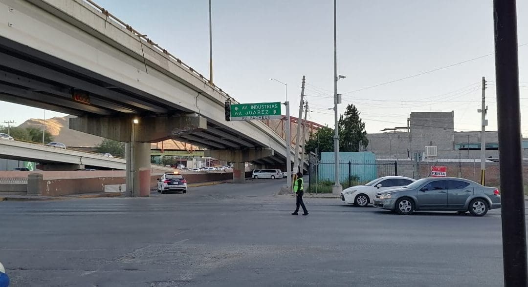 Semáforo en Pacheco y Teófilo Borunda sigue sin funcionar