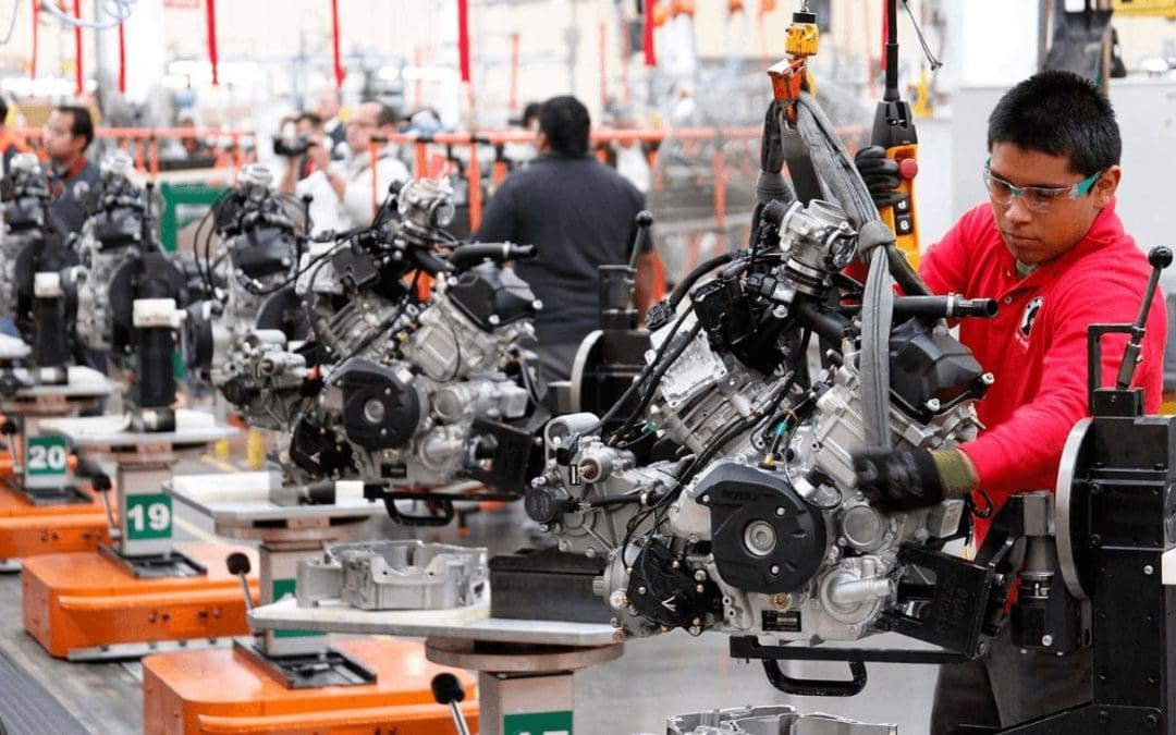 Fuerte caída en la producción manufacturera: retrocede 15% anual en agosto