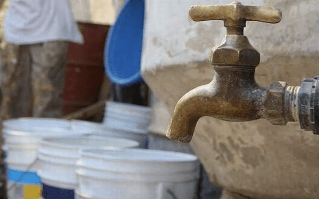 Vecinos de la colonia Cerro de la Cruz denuncian falta de agua desde ayer por la tarde