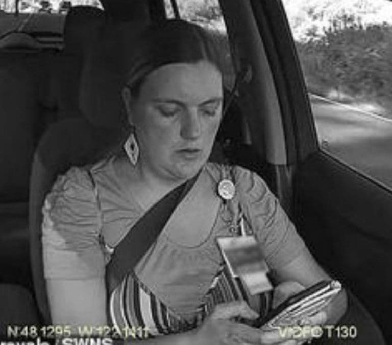 Mujer vuelca su auto por usar el celular mientras conducía