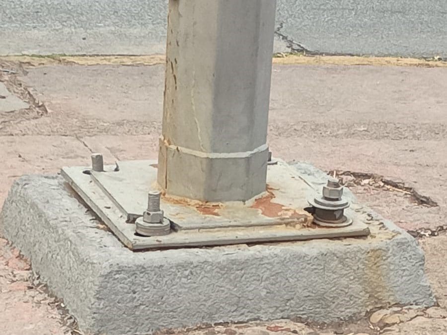 Vecinos reportan luz mercurial en riesgo en avenida Colón y Miguel de Cervantes