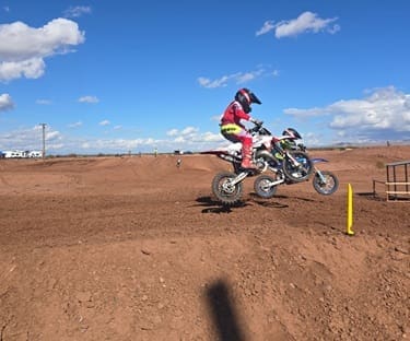 Sube al podio el piloto chihuahuense Andres Alvidrez en New Mexico