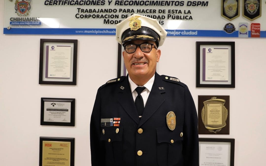 El jefe Fierro, policía con su amplia experiencia y contando, forjando jóvenes al estudio