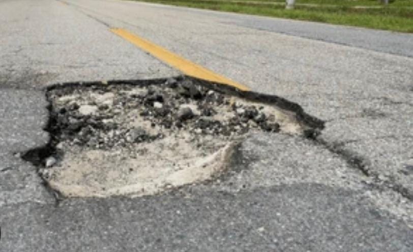 Piden conductores tapar bache en la Sacramento y Dostoievsky