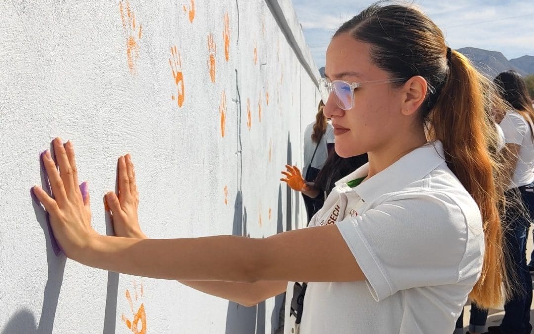 Policías y estudiantes pintan mural de prevención contra la violencia de género