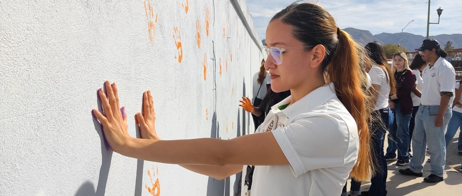 Policías y estudiantes pintan mural de prevención contra la violencia de género