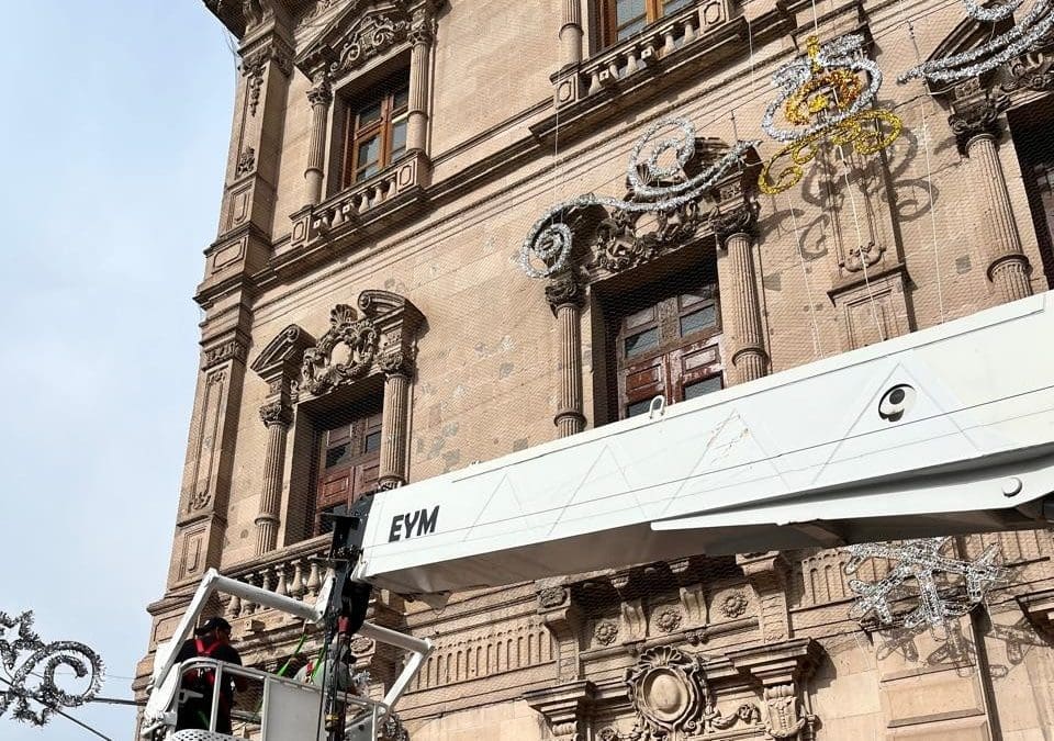 Instalan decoración navideña en Palacio de Gobierno 
