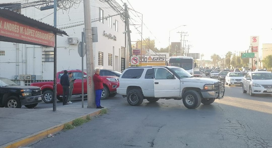 Choque provoca caos vial en el cruce de Jesús García y Avenida Colón