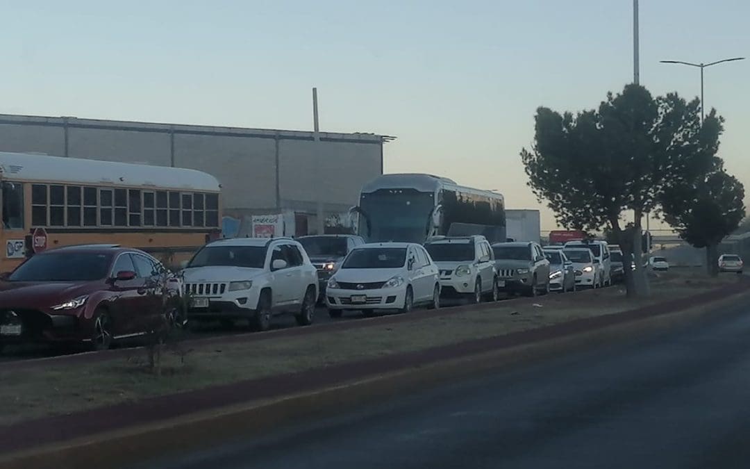 Tráfico lento esta mañana en vialidad Sacramento por desajuste en semáforos