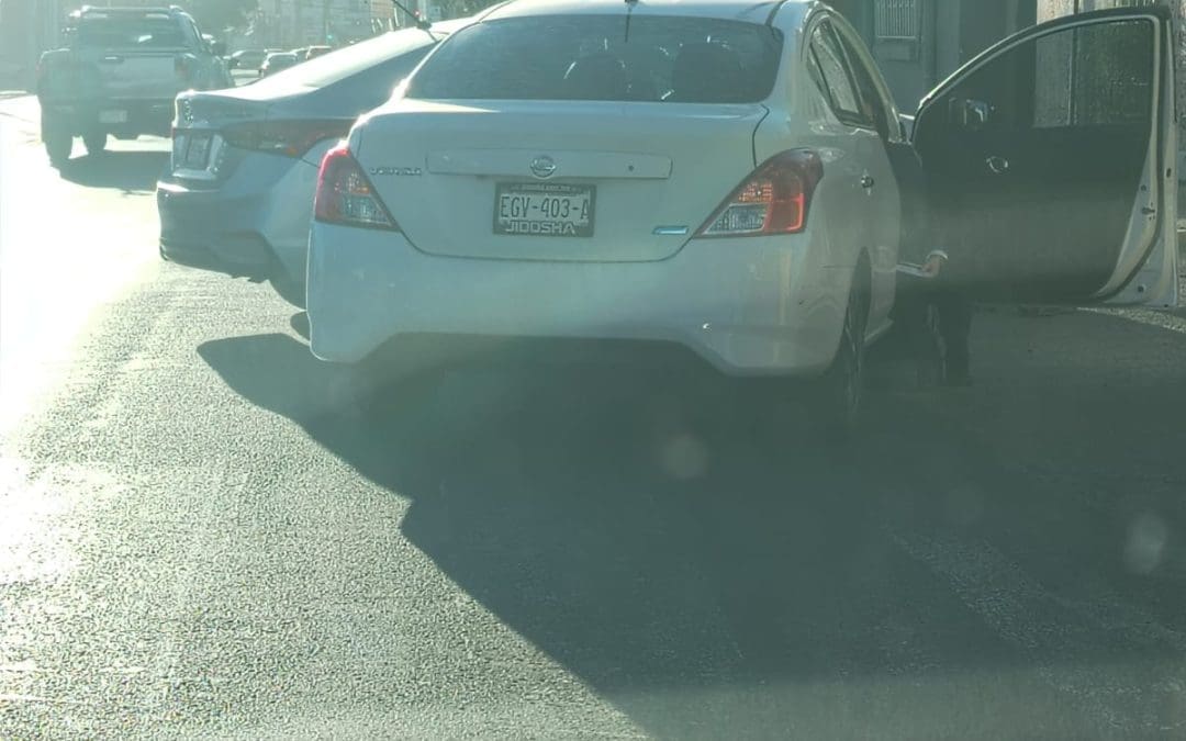 Choque entre dos vehículos en la colonia Mirador: tránsito lento sobre la calle Doblado