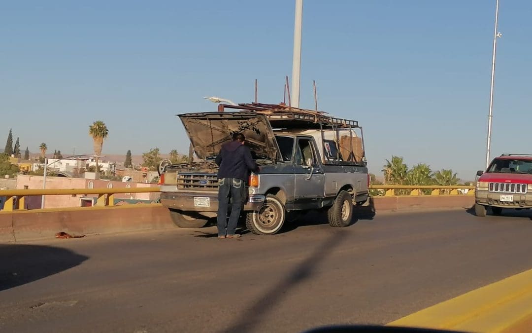 Camioneta varada genera caos vial en Colón y Teófilo Borunda