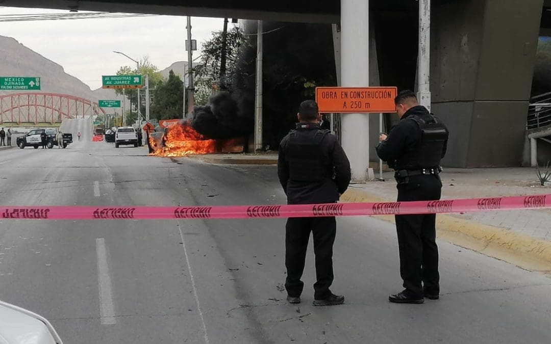 Camioneta se incendia bajo el puente de La Colón; conductor sale ilesa