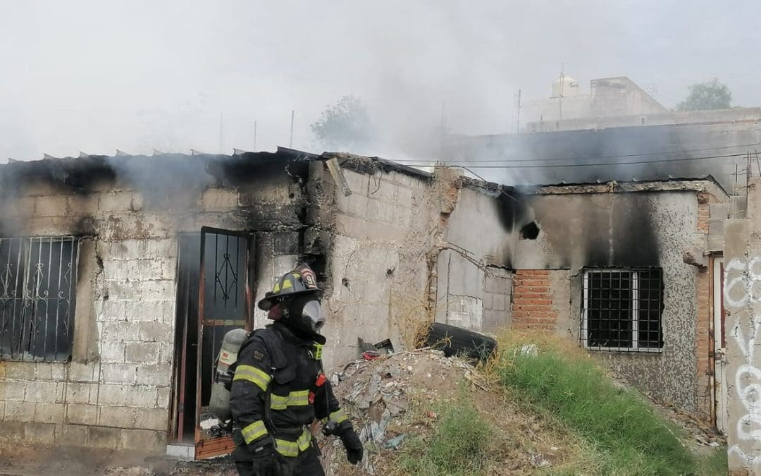 Fuerte incendio consume una vivienda en la colonia Cerro de la Cruz; familia logra salir a salvo
