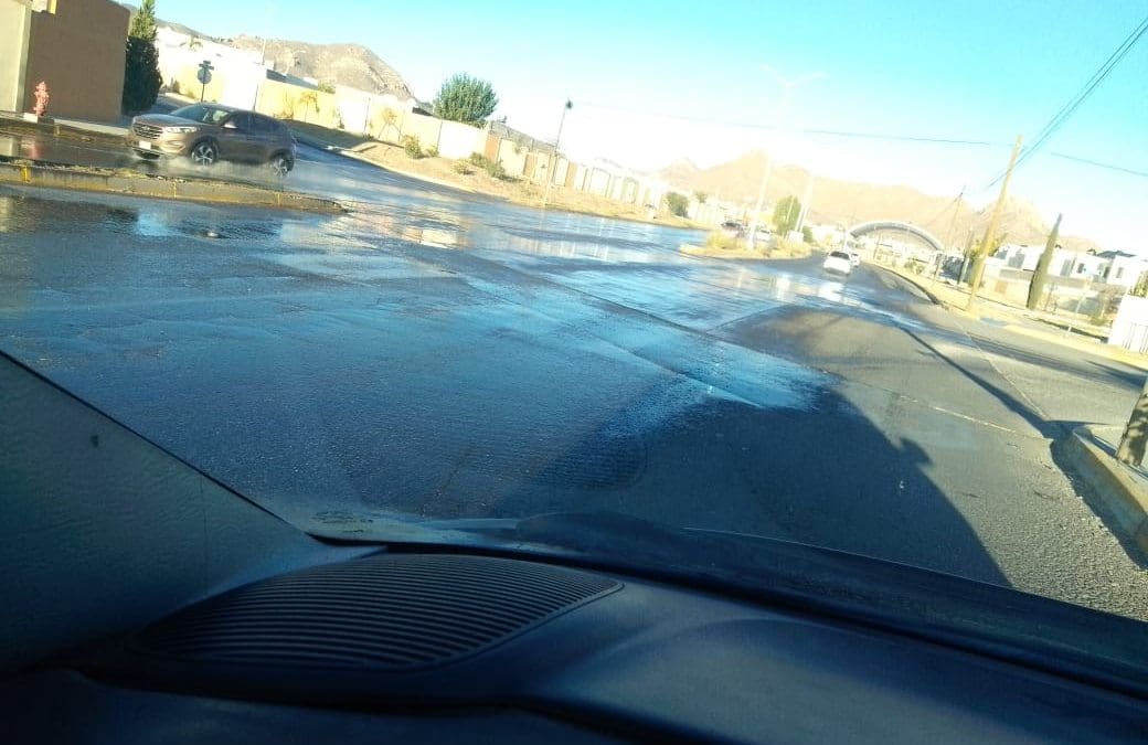 Fuerte fuga de agua inunda avenida Romanzza; piden intervención urgente de la JMAS