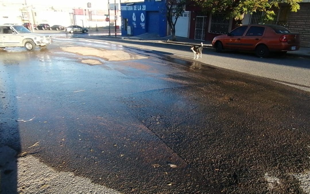 Fuga de agua en la colonia Santa Rosa; persiste desperdicio en 9ª y 20 de Noviembre