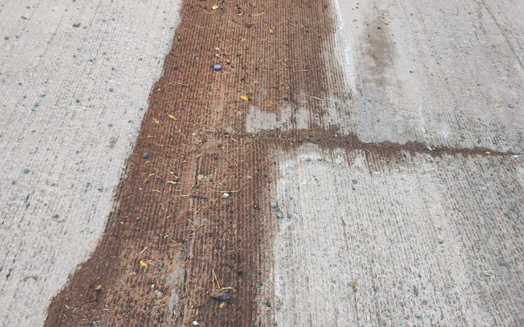 Vecinos reportan fuga de agua en la calle Topacio, a metros de un kínder en Fuentes Mares