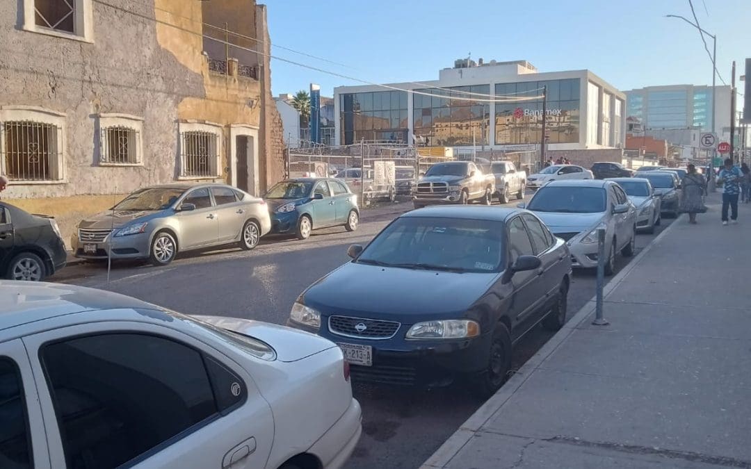 Vecinos denuncian falta de señalamiento en la calle Ángel Trías; aseguran que provoca multas injustas