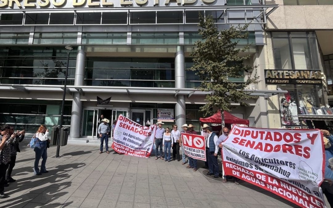 Bloquean campesinos acceso al Congreso de Chihuahua contra nueva Ley de Aguas