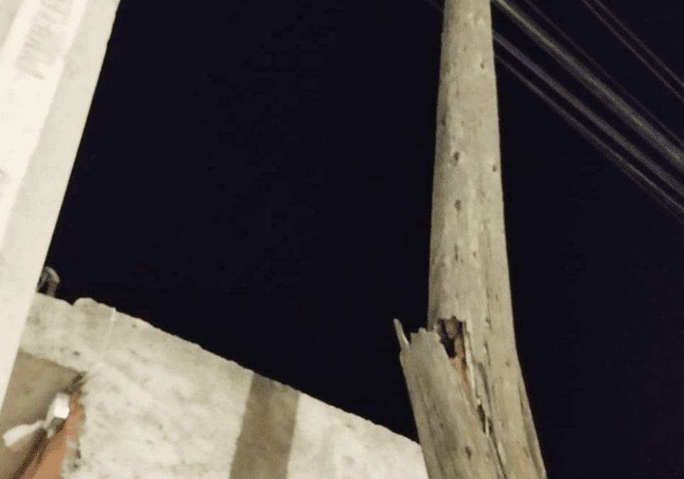 Vecinos denuncian poste de Telmex a punto de caer en Las Quintas