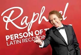 Reconocen a Raphael como «persona del año»