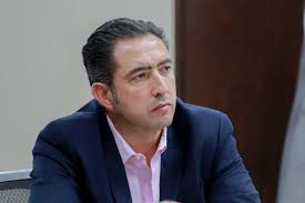 Suspenden por 30 días a Riggs sin goce de sueldo