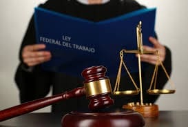 “El que anda con lobos, aullar aprende”