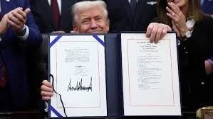 Trump firma decreto que pone fin al cierre de gobierno más largo en la historia de EU