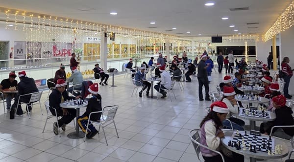 Entrega Liga Municipal de Ajedrez al IMDEJ juguetes para Santa Bombero