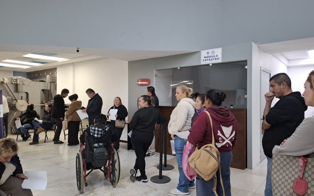 Largas filas de Contribuyentes esperando pagar el Predial en la zona centro