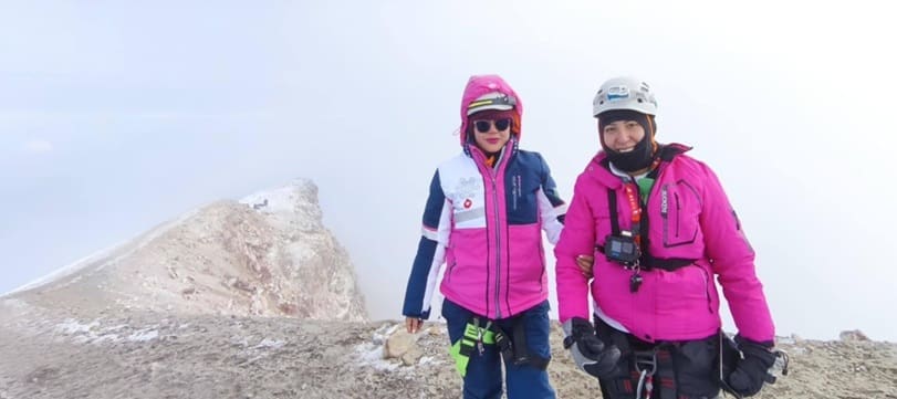 Alpinistas chihuahuenses alcanzan la cumbre mas alta del pais.