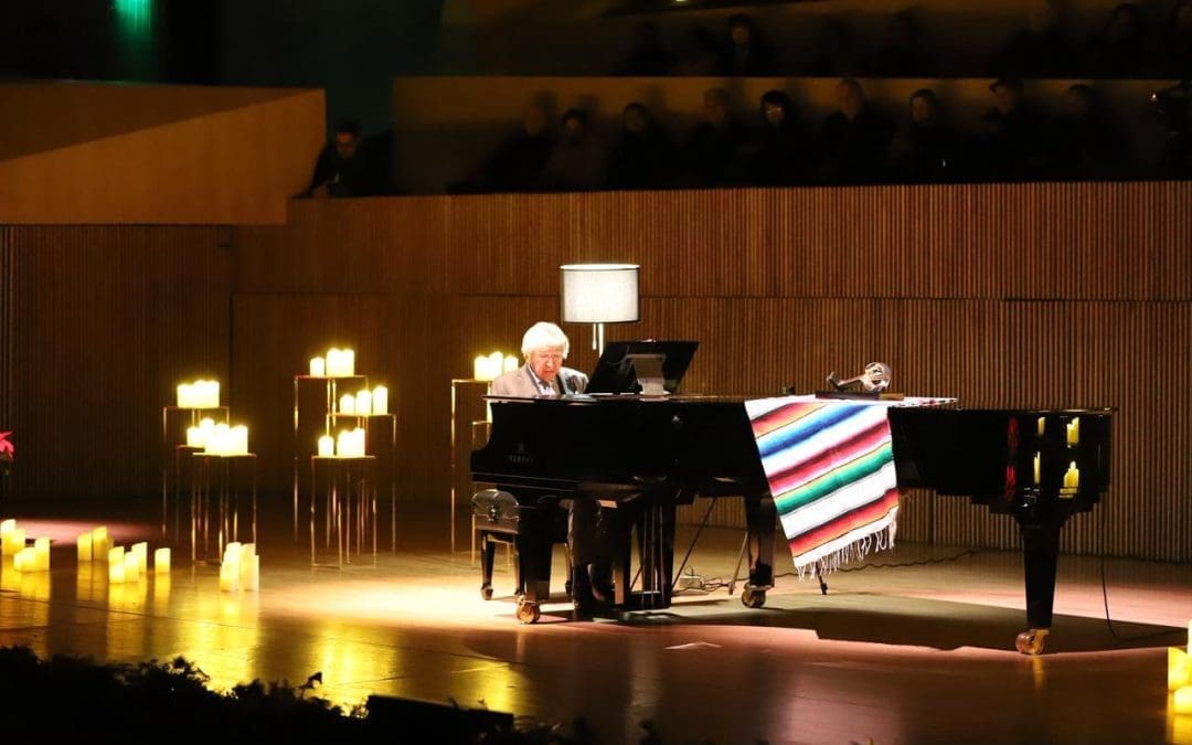 Celebra Manuel Alejandro el éxito con recital en «El Cantoral»