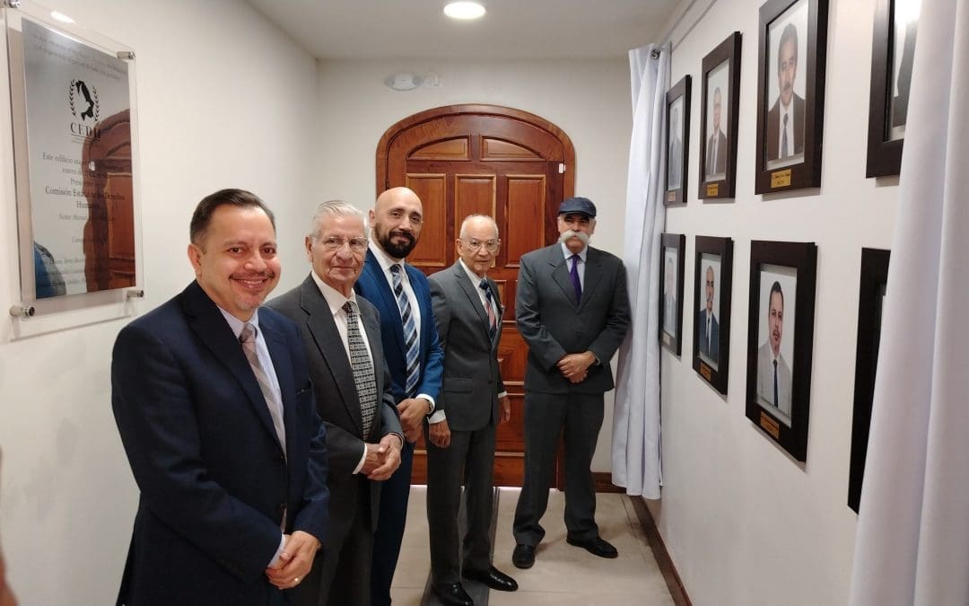 Inaugura CEDH exposición en honor a sus expresidentes por 35 aniversario