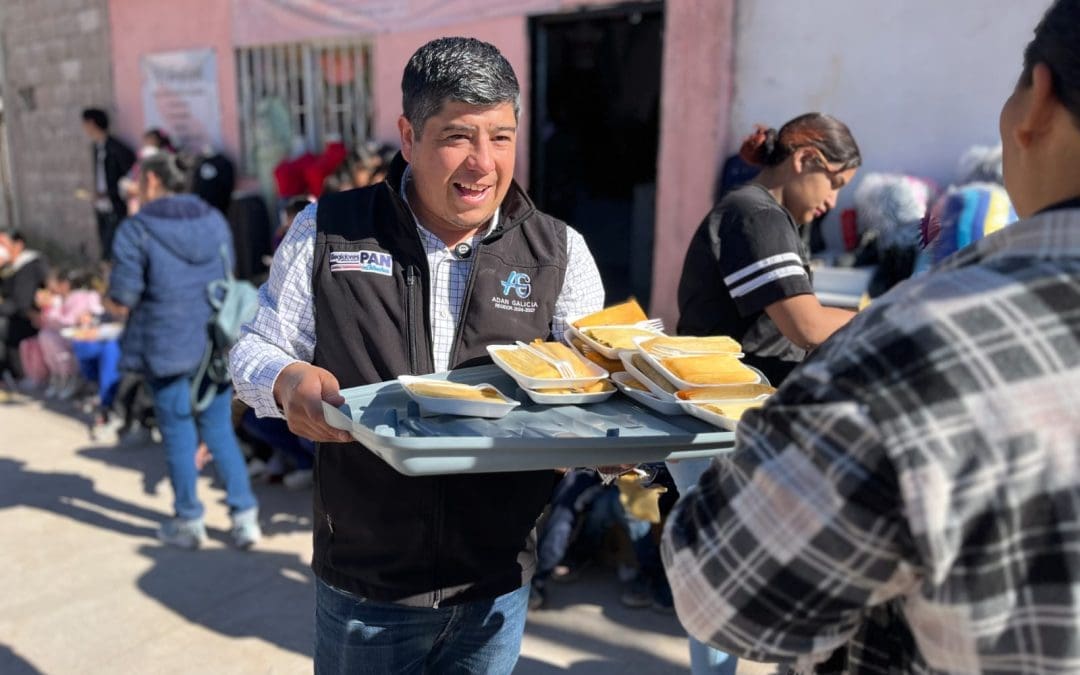Adán Galicia crea cercanía con los vecinos; les lleva tamales por temporada navideña