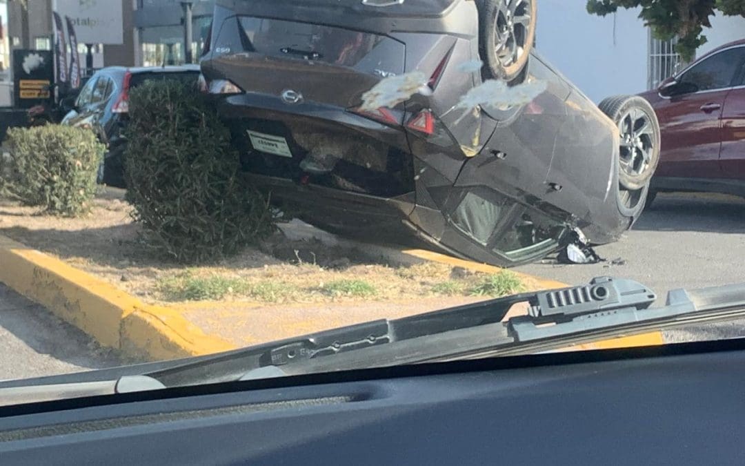 Volcadura en lateral de Ortiz Mena provoca fuerte movilización