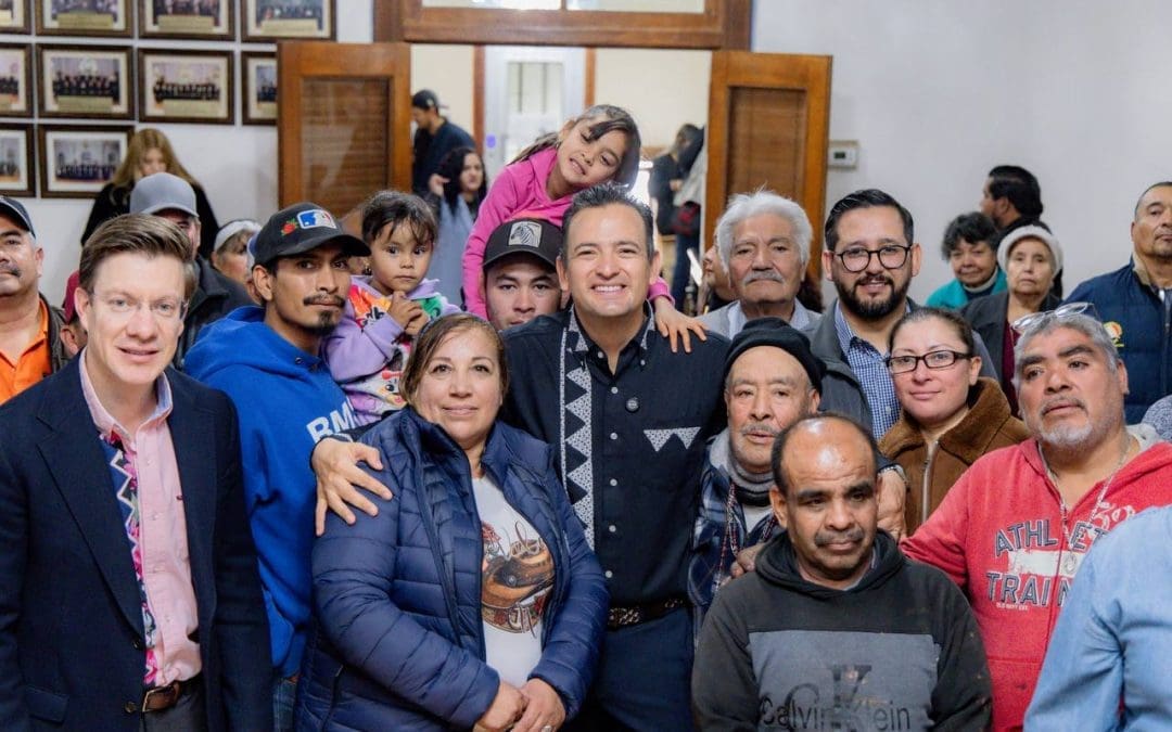 Entrega Alcalde apoyo navideño a Boleros de la Plaza de Armas