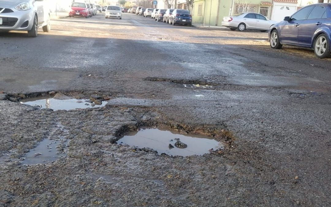 Baches y fugas convierten en “zona de riesgo” el cruce de Degollado y Calle 33