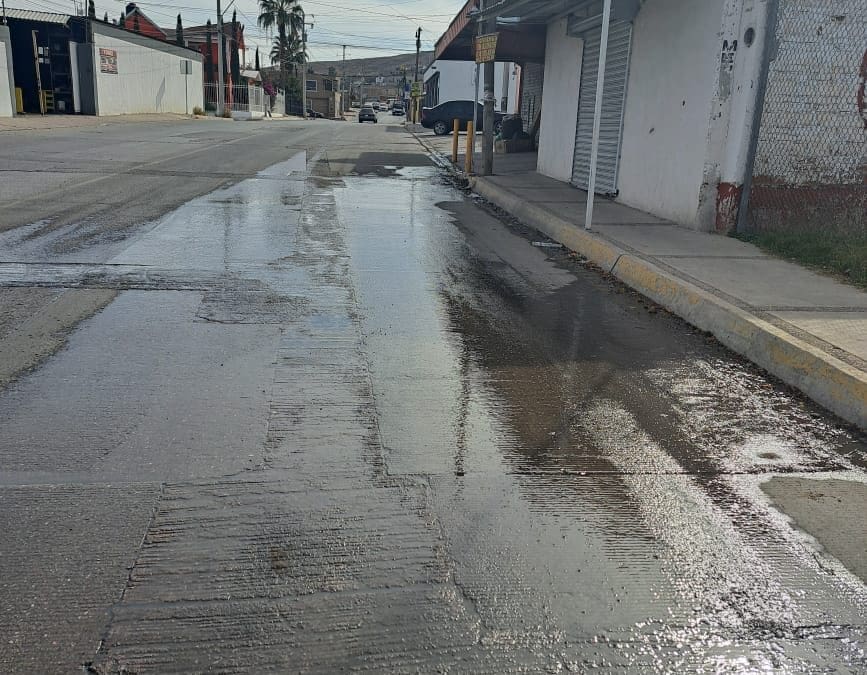Vecinos reportan fuga constante de agua en la colonia Genaro Vázquez
