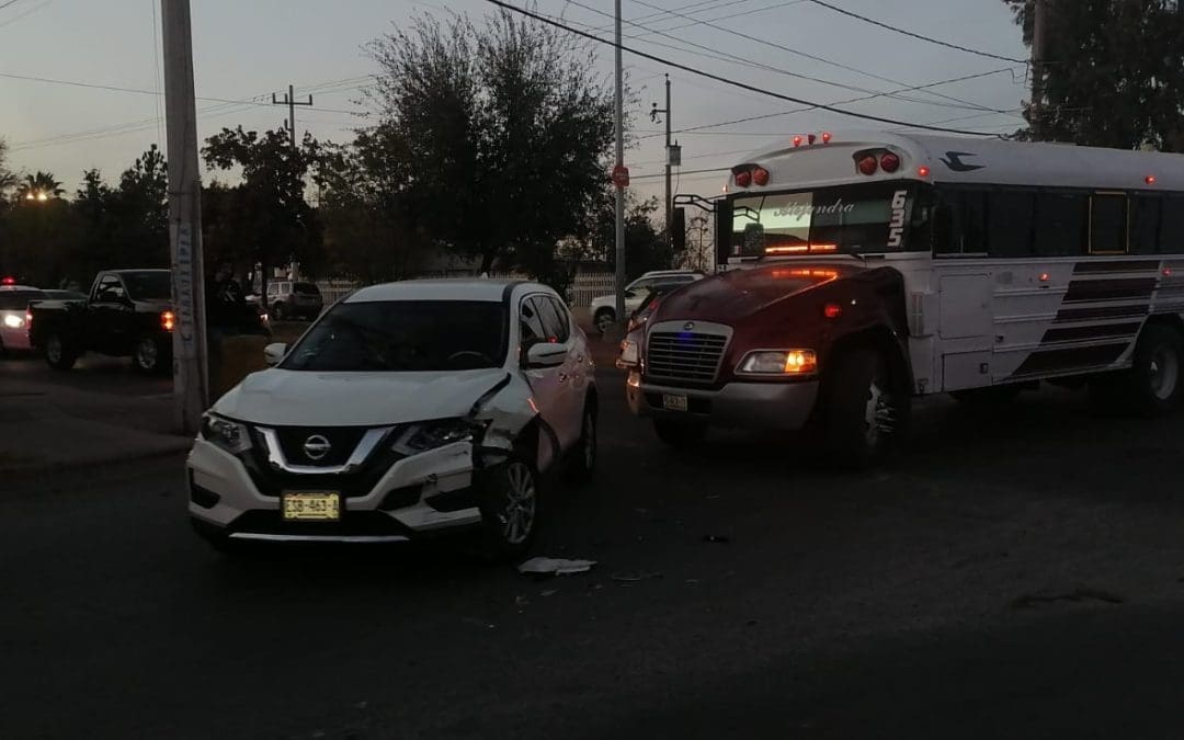 Choque y bloqueo vial en la avenida Heroico Colegio Militar