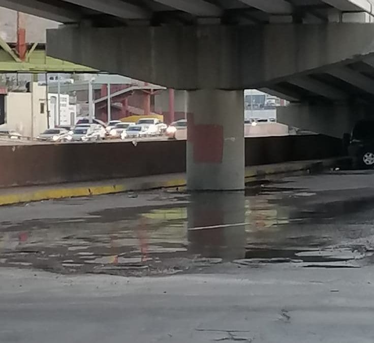 Alertan por filtración de agua y riesgo vial en cruce de Pacheco y Teófilo Borunda