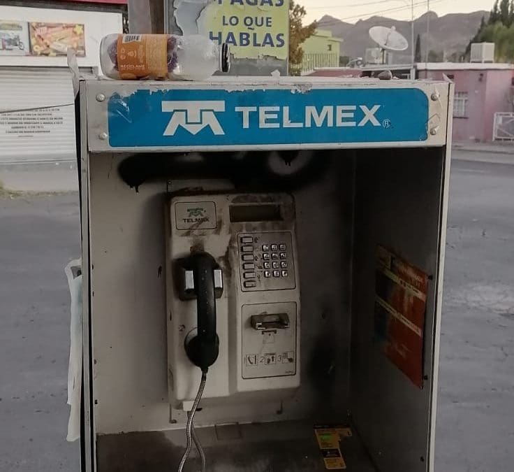 Teléfonos públicos obsoletos siguen ocupando espacios en el Centro de Chihuahua