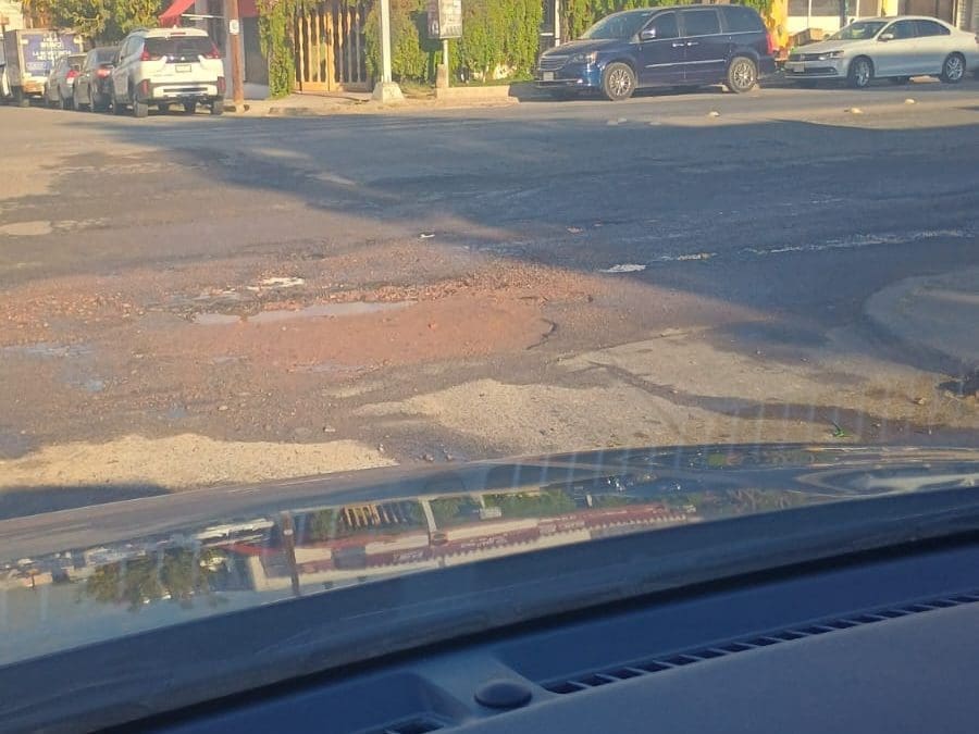 Denuncian bache en cruce de 20 de Noviembre y calle 27; representa riesgo vial