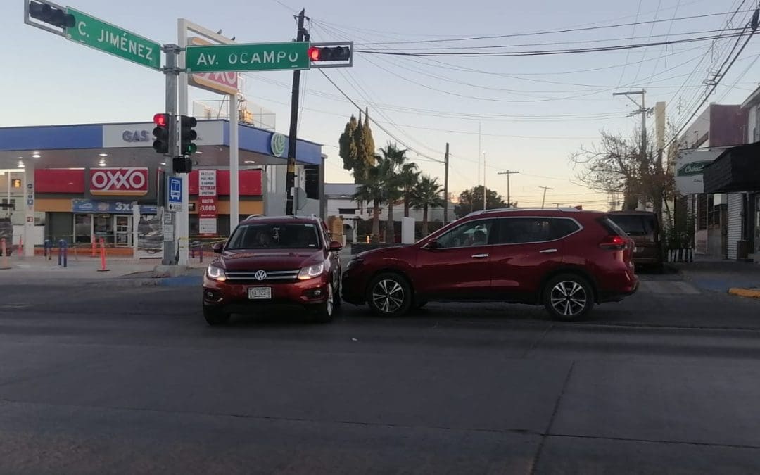 Percance vial en semáforo de Jiménez y Ocampo colapsa momentáneamente la circulación