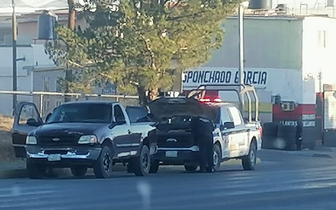 Patrulla de Vialidad queda varada en cruce de Juan Escutia y Camilo Cienfuegos