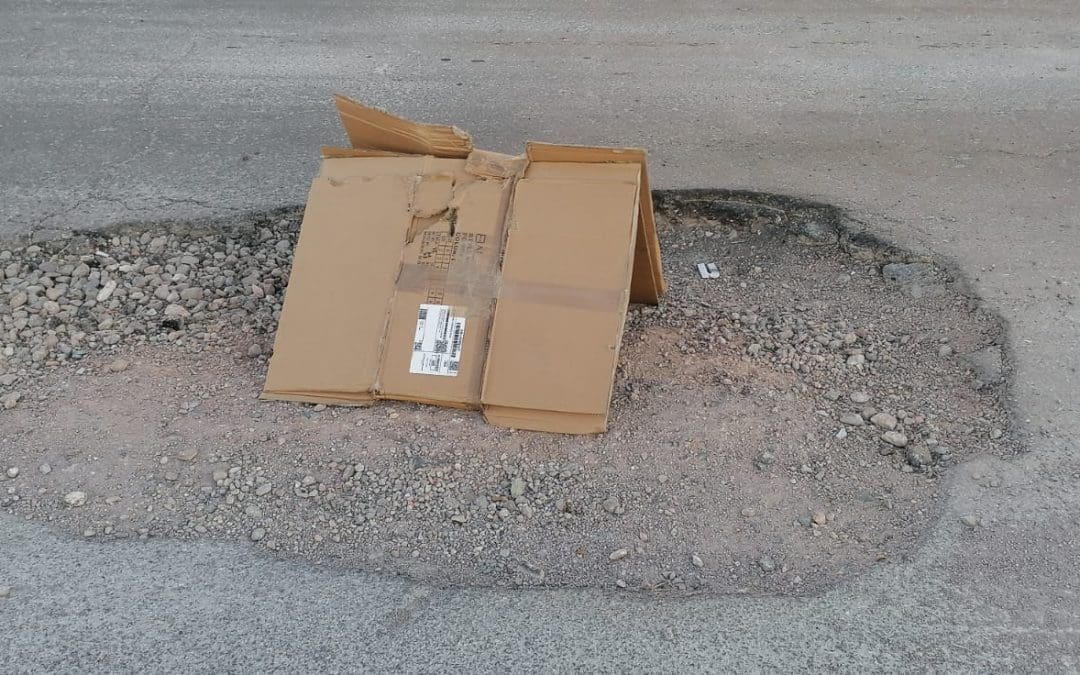 Mega bache pone en riesgo a automovilistas en avenida Zaragoza, pese a recarpeteo reciente